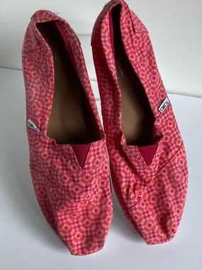Toms Slip On Red Pink Orange Patterned Shoes Size 10